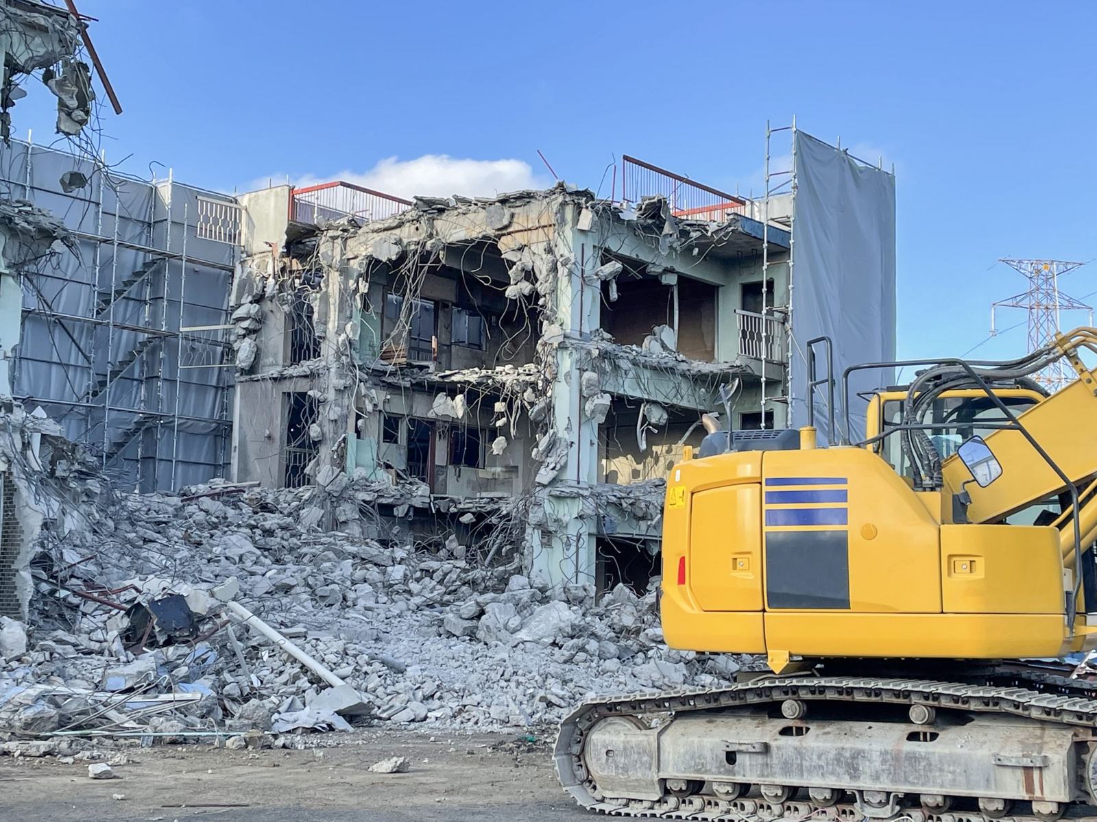 重機で解体中の建物