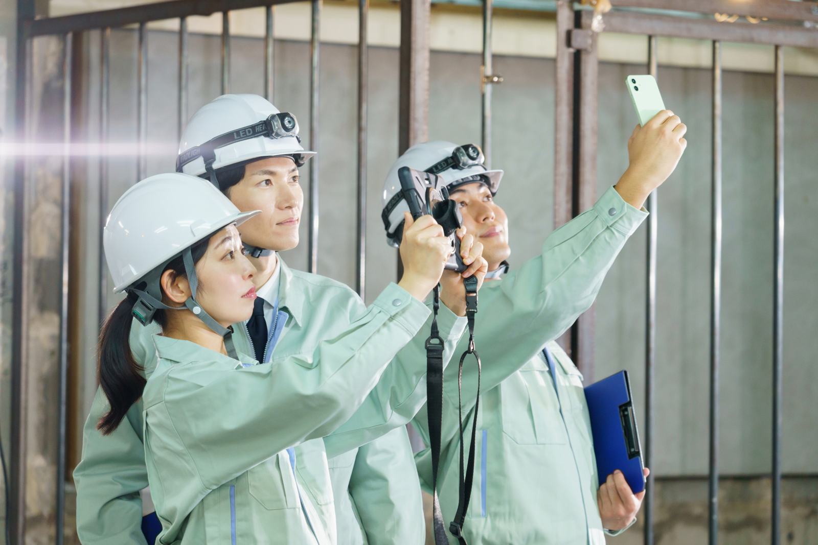 上を見上げて現場を確かめる作業員