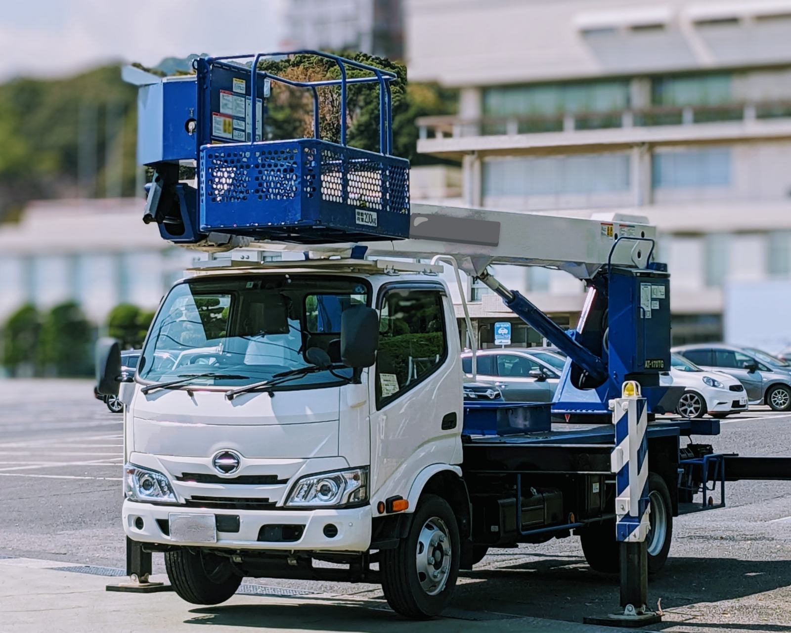 トラック式の高所作業車